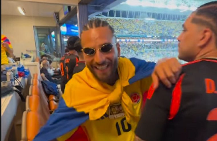 El cantante vivió el encuentro desde uno de los palcos. Foto: Captura