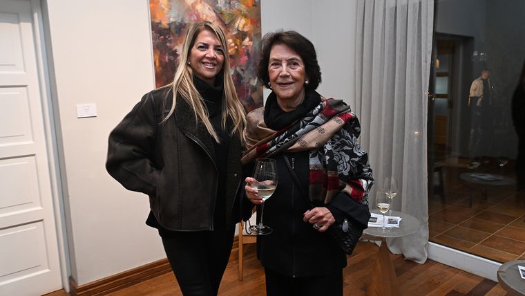 Teresa Correas, junto a su madre y gestora cultural, Julieta Gargiulo. Teresa Correas, junto a su madre y gestora cultural, Julieta Gargiulo.