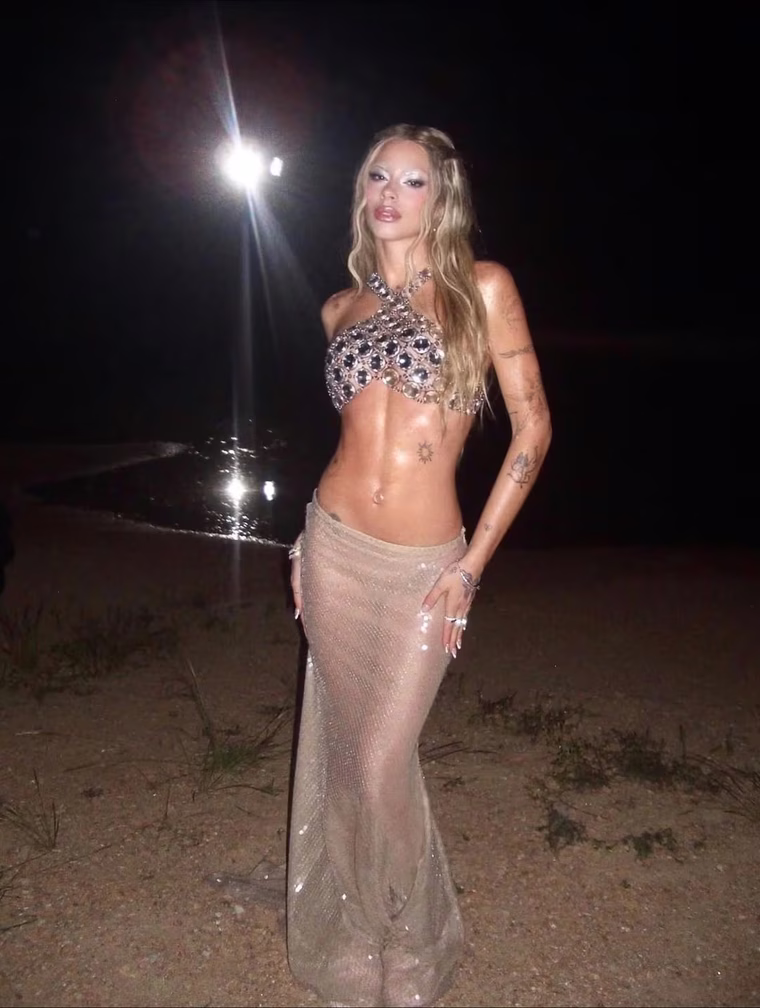 Tini y su look a puro brillo. Tini y su look a puro brillo.