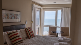 El Hotel Bahía ofrece vista al mar en todas sus habitaciones. El Hotel Bahía ofrece vista al mar en todas sus habitaciones.