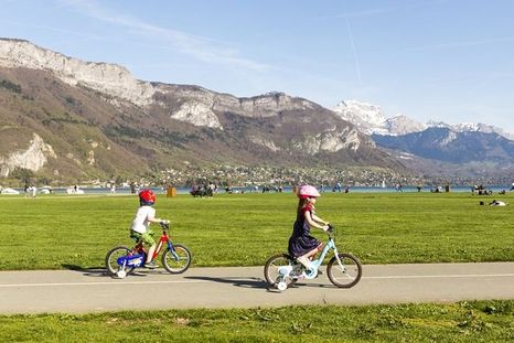 El lago de Annecy está ubicado a unos 560 kilómetros de París. Foto: GETTY IMAGES
