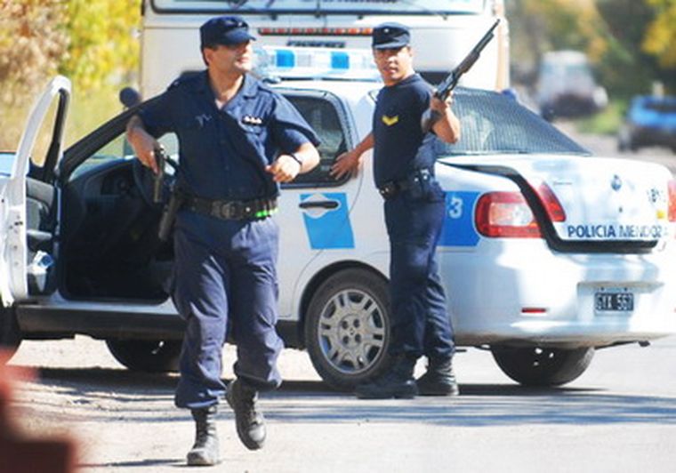 Los efectivos debieron calmar los ánimos de los vecinos que atraparon al ladrón.