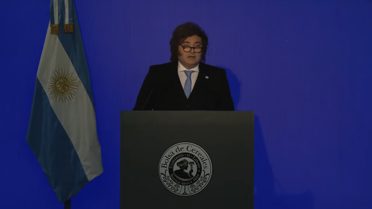 El presidente anunció una baja de retenciones al campo en la Bolsa de Cereales
