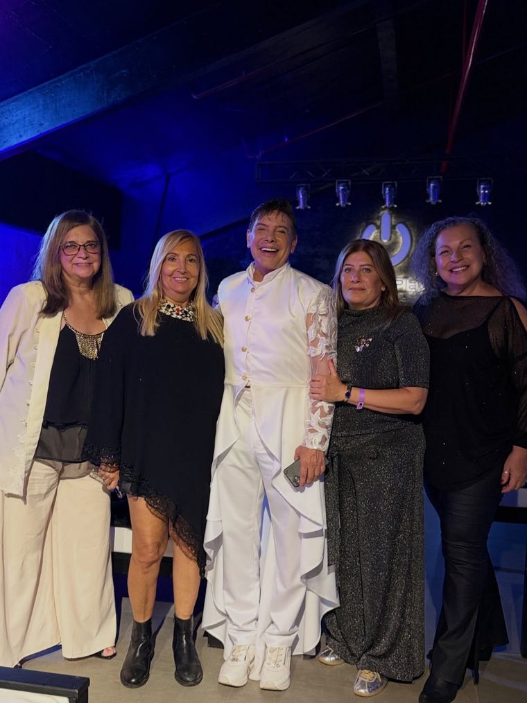 Viviana Vila se acercó a disfrutar de la Vendimia para todos con un grupo de amigas. Viviana Vila se acercó a disfrutar de la Vendimia para todos con un grupo de amigas.