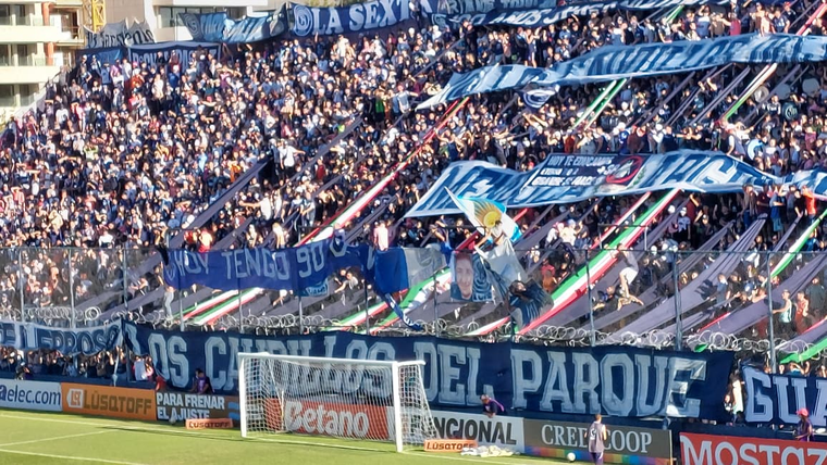 Los hinchas de la Lepra detuvieron el partido por unos cinco minutos. Los hinchas de la Lepra detuvieron el partido por unos cinco minutos. 