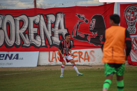 Algozino festeja el gol del Globo. Algozino festeja el gol del Globo.