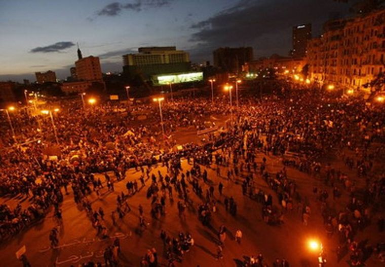 Pese al toque de queda la multitud permanece en la calle. Foto: AFP
