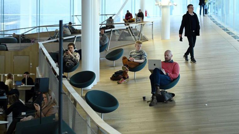 Profesores, desempleados y personas sin hogar utilizan los mismos espacios en la biblioteca.