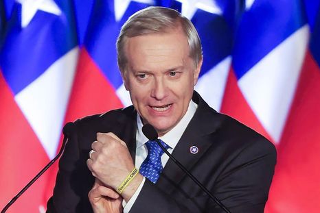 Con 59 años de edad y una agenda centrada en temas de seguridad, José Antonio Kast busca alcanzar la cima del poder en Chile. Con 59 años de edad y una agenda centrada en temas de seguridad, José Antonio Kast busca alcanzar la cima del poder en Chile.