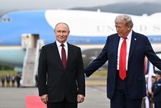 Donald Trump recibe a Vladimir Putin en Alaska con una alfombra roja y un cálido apretón de manos. Donald Trump recibe a Vladimir Putin en Alaska con una alfombra roja y un cálido apretón de manos.