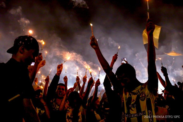 El banderazo de la gente de Deportivo Táchira. Foto: @DvoTachira