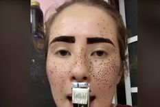 La joven quedó con cejas muy marcadas y pecas artificiales realmente horribles