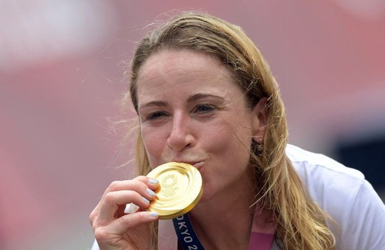 Van Vleuten besa la medalla más preciada Foto: DPA