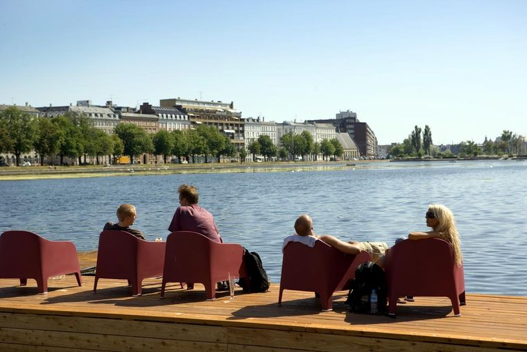 Dinamarqueses reposando frente a un lago. La ahora ex reina protagonizó un furcio.
