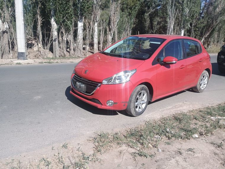 El Peugeot 208 sustraído en el barrio Cementista. El Peugeot 208 sustraído en el barrio Cementista.