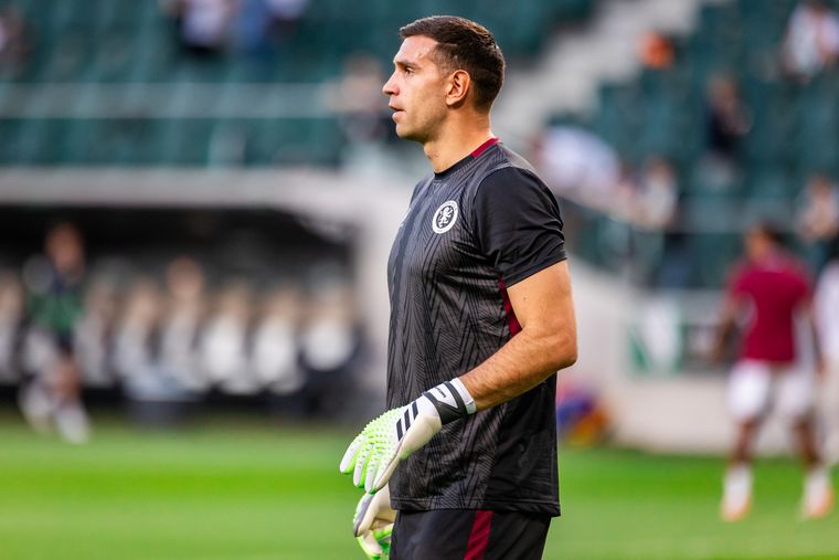 Dibu Martínez sufrió una molestia muscular en la Europa League y es duda tanto para la Premier League como para los amistosos de la Albiceleste. Dibu Martínez sufrió una molestia muscular en la Europa League y es duda tanto para la Premier League como para los amistosos de la Albiceleste.