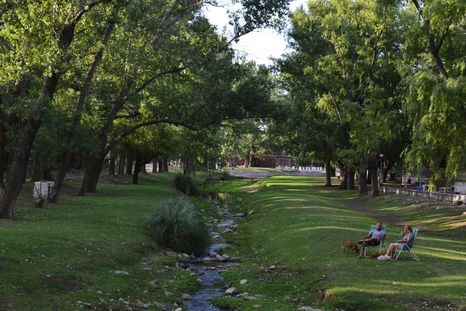 San Esteban es un pueblo del valle de Punilla rodeado de sierras y atravesado por el río Dolores. San Esteban es un pueblo del valle de Punilla rodeado de sierras y atravesado por el río Dolores.