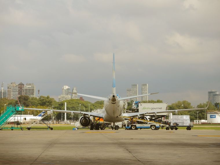 Además de la lluvia copiosa, el viento y la tormenta eléctrica atentan contra el funcionamiento de Aeroparque Foto: Shutterstock