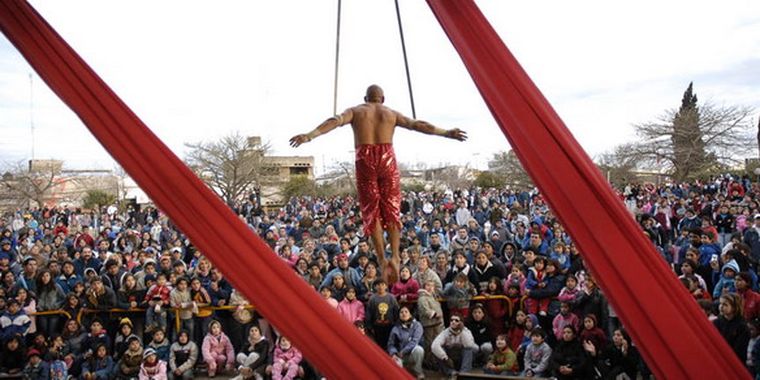 Un artista muestra una destreza. Foto: Gentileza