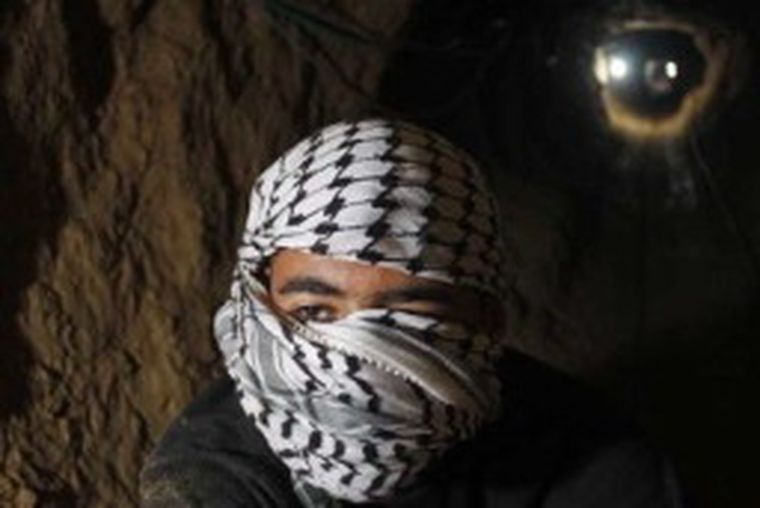 Un integrante de Hamas, en uno de los túneles secretos.