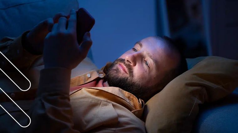 El Tema oscuro modifica menús y apps compatibles, ideal para ambientes con poca luz y pantallas OLED. El Tema oscuro modifica menús y apps compatibles, ideal para ambientes con poca luz y pantallas OLED.