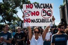 Muchos de los que se manifestaron en Madrid niegan la pandemia de coronavirus.