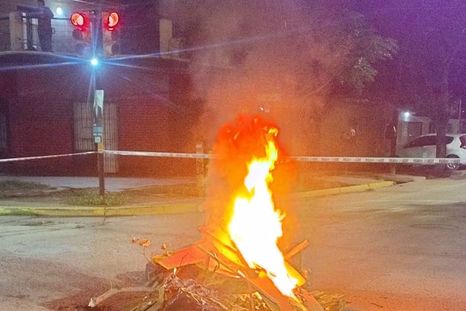 El grupo de vecinos incendió ramas en protesta. El grupo de vecinos incendió ramas en protesta.