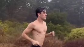 Franco Colapinto entrena bajo la lluvia y su aspecto causó sensación. Foto: captura de pantalla. Franco Colapinto entrena bajo la lluvia y su aspecto causó sensación. Foto: captura de pantalla.