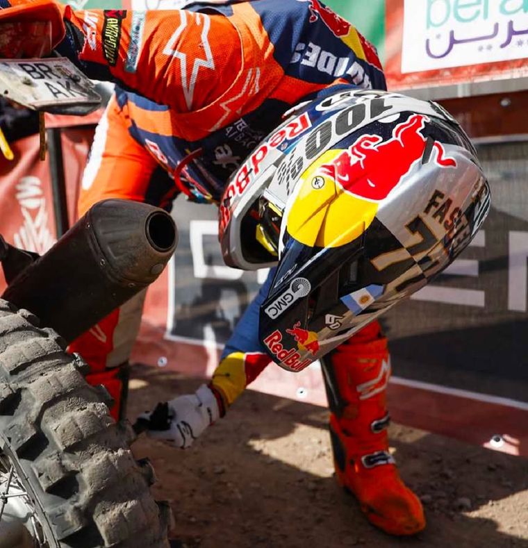 Luciano Benavides completó la Etapa 2 del Dakar 2026 pese a un serio problema en su moto.