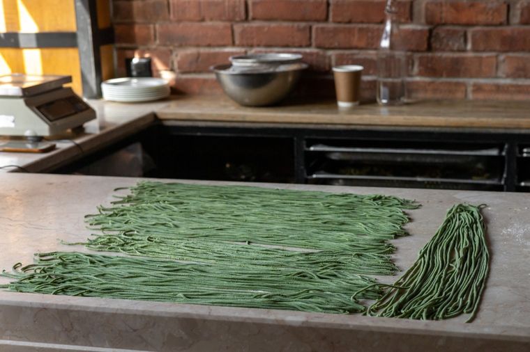 La receta de masa casera de fideos de espinaca nació como una forma de aprovechar verduras y dar color natural a la pasta. La receta de masa casera de fideos de espinaca nació como una forma de aprovechar verduras y dar color natural a la pasta.