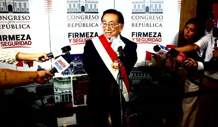 José María Balcázar, izquierdista y polémico, nuevo presidente de Perú. Foto Efe