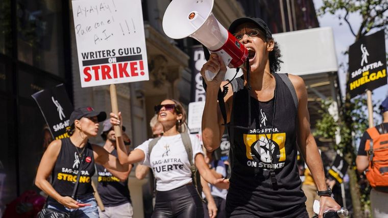 Las huelgas en Hollywood podrían costarle a Warner Bros. Discovery hasta US$ 500 millones.