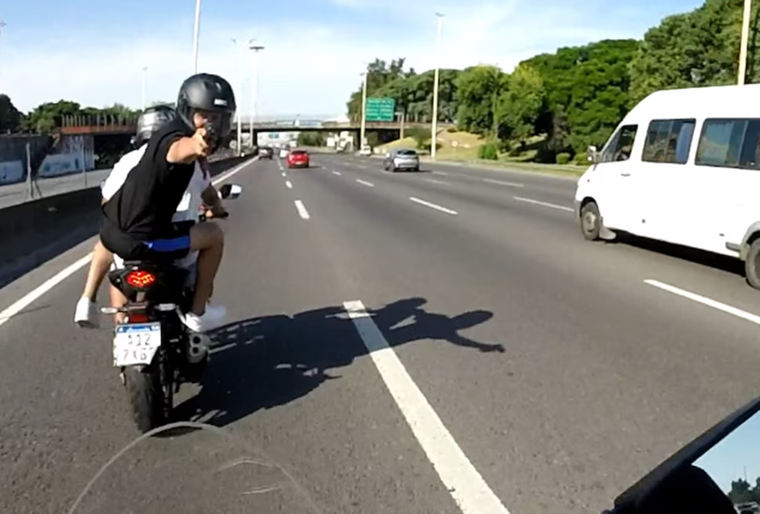 Seis motochorros rodearon a un hombre para robarle la moto en plena autopista.&nbsp;
