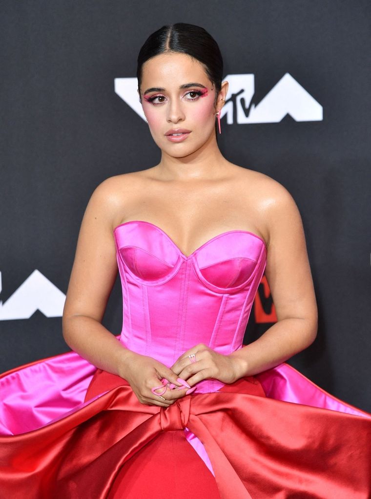 Camila Cabello y Rosalía coinciden en los mismos colores, en  vestidos diferentes Foto: ViveUSA