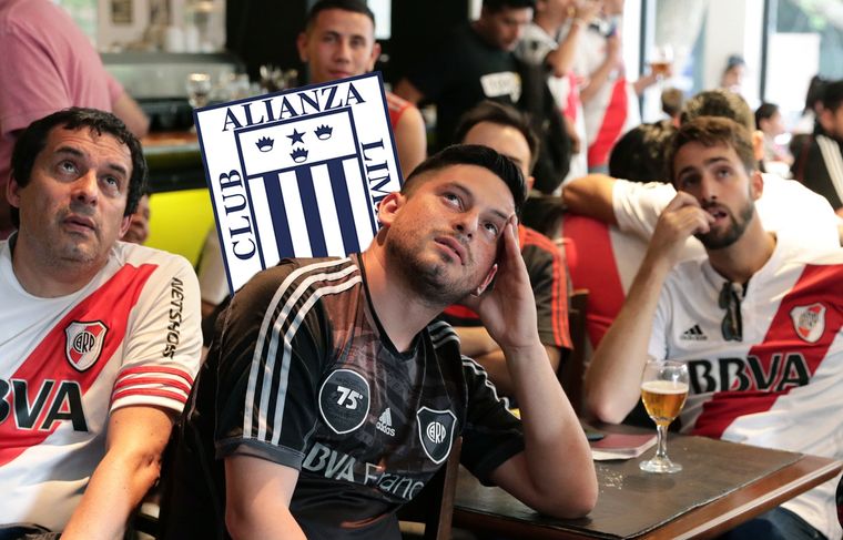 Hinchas de River se lamentaron por la maldición de Alianza Lima.