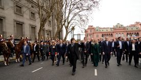 Javier Milei con su Gabinete saliendo de Casa Rosada