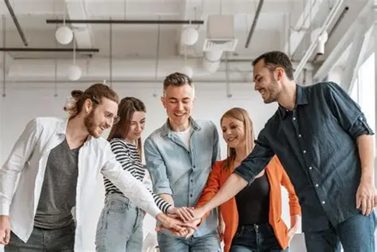 El rendimiento sostenido no depende del talento individual, sino de la percepción de pertenencia y seguridad dentro del equipo.