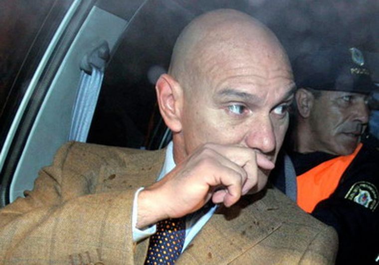 El ex árbitro Giménez debió sufrir la vergüenza de un allanamiento por su hijo. Foto: Agencias