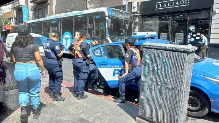 Policía de Córdoba detiene a la persona no vidente en plena calle Foto: NA