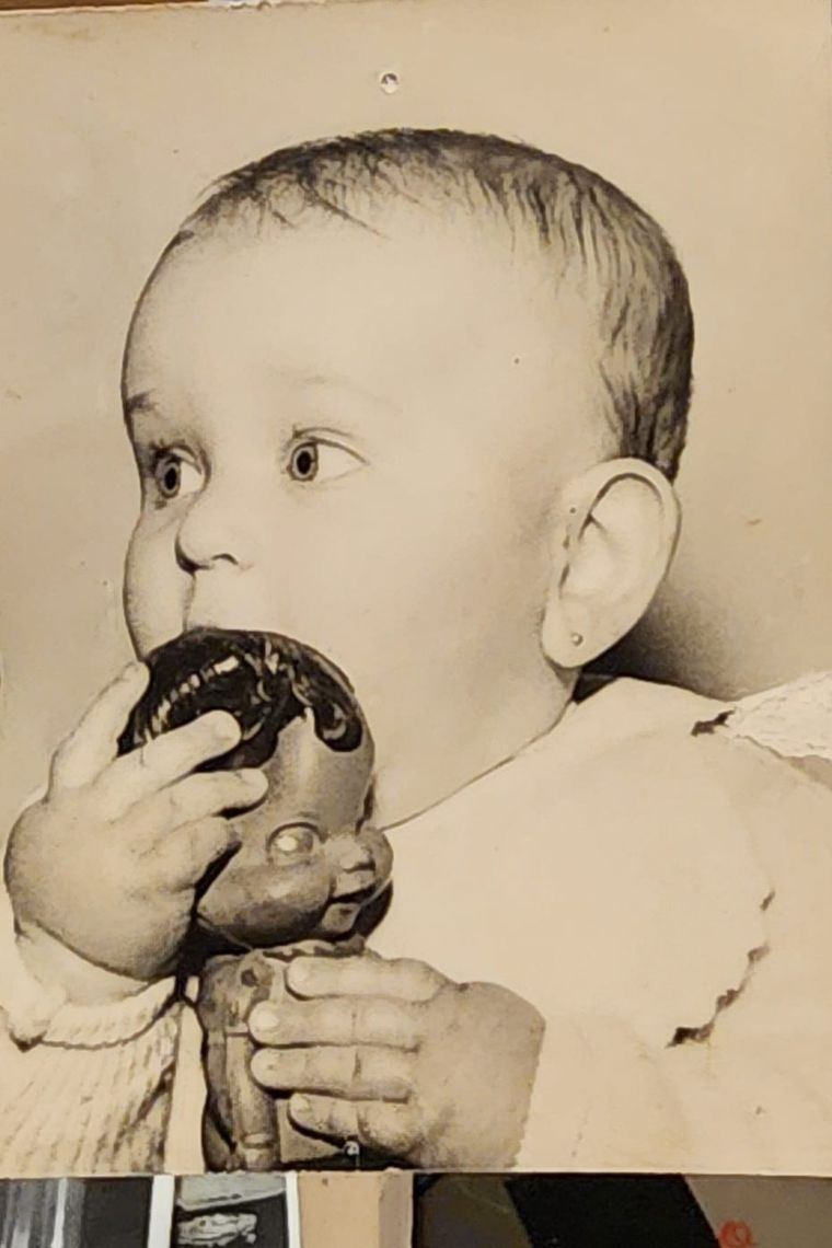 Julia nació el 30 de octubre de 1957. Julia nació el 30 de octubre de 1957.