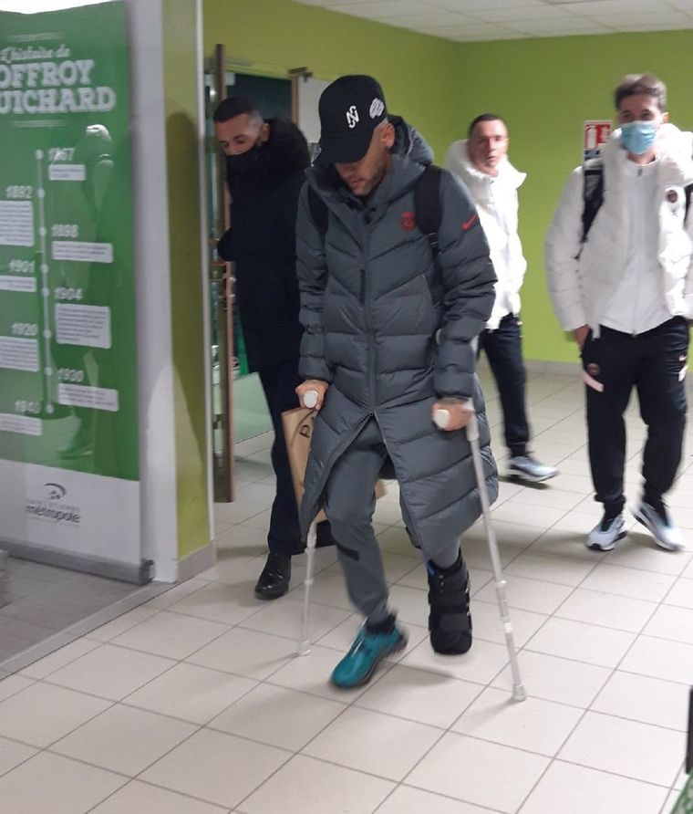 Neymar se retiró del estadio con muletas.