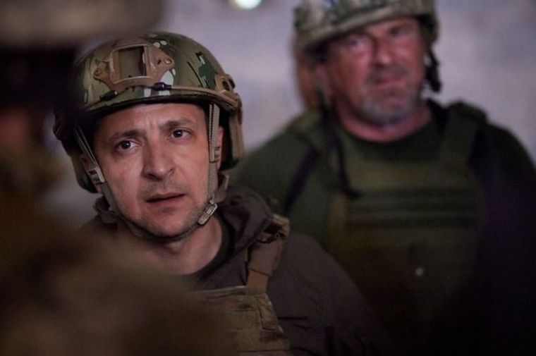 El presidente de Ucrania, Volodímir Zelenski, en una visita militar a la región del Dombás en junio de 2021. Foto: GETTY IMAGES