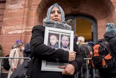 Foto: GETTY IMAGES. Sirios frente a la corte en Coblenza muestran fotos de víctimas de la guerra en Siria.