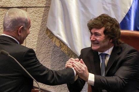 El presidente de Argentina, Javier Milei (der), junto al primer ministro israelí Benjamin Netanyahu durante la visita del mandatario argentino a Israel en junio. El presidente de Argentina, Javier Milei (der), junto al primer ministro israelí Benjamin Netanyahu durante la visita del mandatario argentino a Israel en junio.