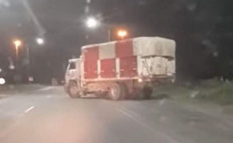Relatos Salvajes a la cordobesa: un camionero persiguió y chocó a un automóvil en la ruta ruta 7, en el acceso a General Levalle, al sur de Córdoba Foto: Captura de video