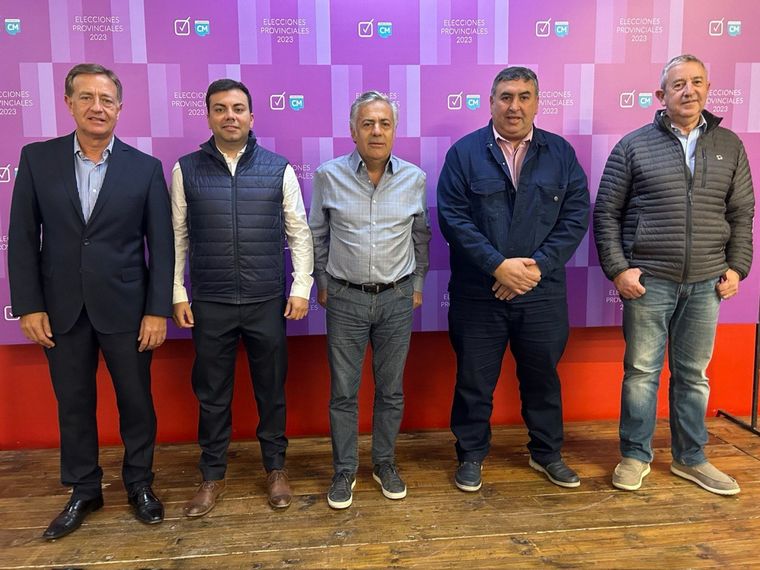 La foto oficial con los precandidatos de la UCR en Las Heras. Foto: @alfredocornejo