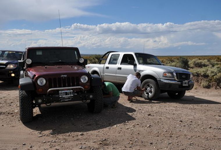 Fanáticos del Dakar desinflan las ruedas de sus vehículos antes de ingresar a las dunas. Foto: Gerardo Gómez / MDZ