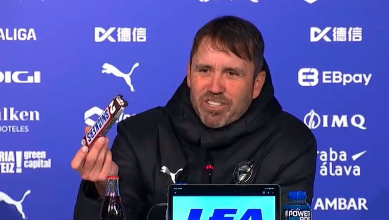 El Chacho Coudet tuvo un divertido intercambio con un periodista en conferencia de prensa. Foto: Captura LaLiga