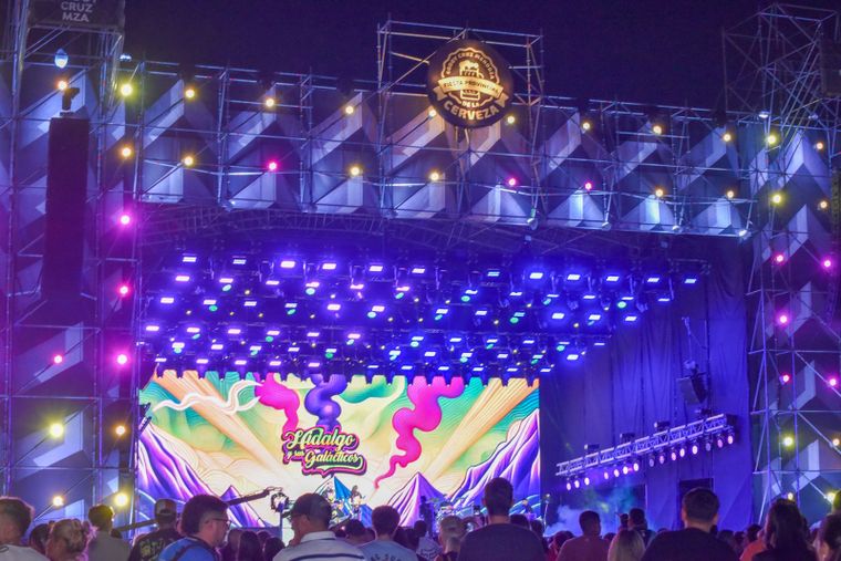 Hidalgo y los galácticos, una de las bandas locales que la rompieron en el escenario de la Fiesta Provincial de la Cerveza. Hidalgo y los galácticos, una de las bandas locales que la rompieron en el escenario de la Fiesta Provincial de la Cerveza.