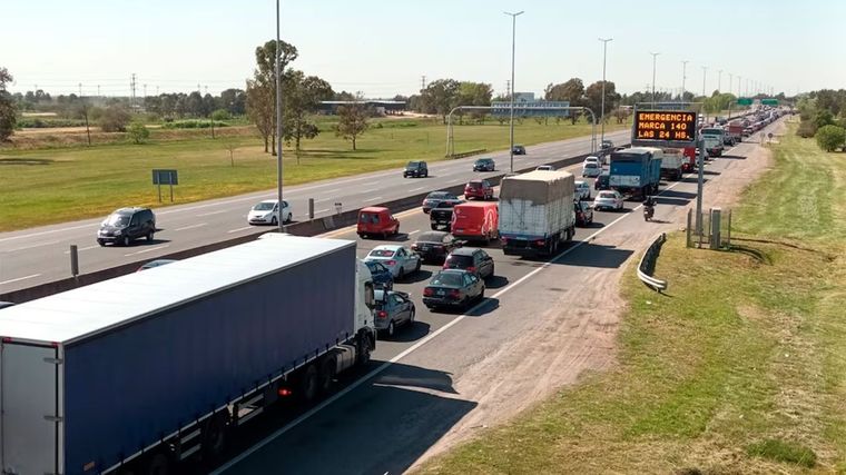 Miles de personas se movilizan desde la madrugada de este sábado hacia distintos destinos turísticos  de la Costa Atlántica. Foto: Gentileza El Fundador